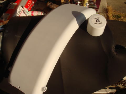 フラットフェンダーにホワイトプライマーを塗装しました。