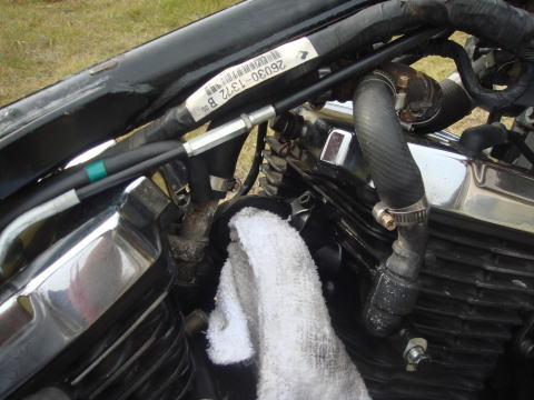 エンジン側のインシュレーターにタオルを突っ込んでいる画像です。なぜかというとエンジン内にゴミが入らないように対策です。
